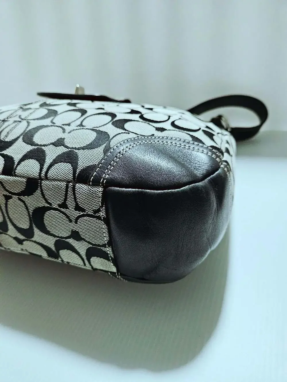 Vintage Coach Signature Black and White Canvas Hobo Bag with Turnlock Closure - Picture 13 of 16